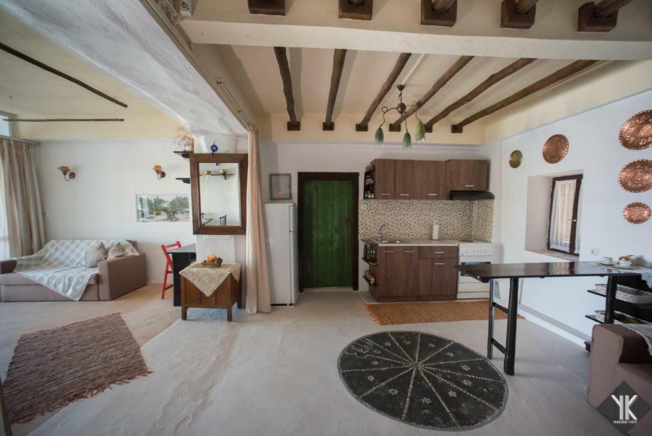 Komissa΄S Beach House Agia Pelagia  Esterno foto