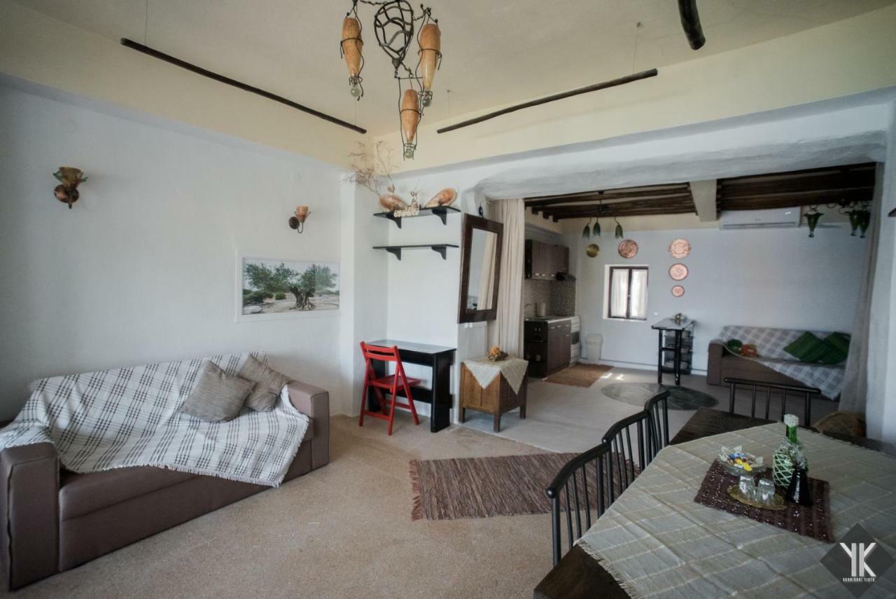 Komissa΄S Beach House Agia Pelagia  Esterno foto